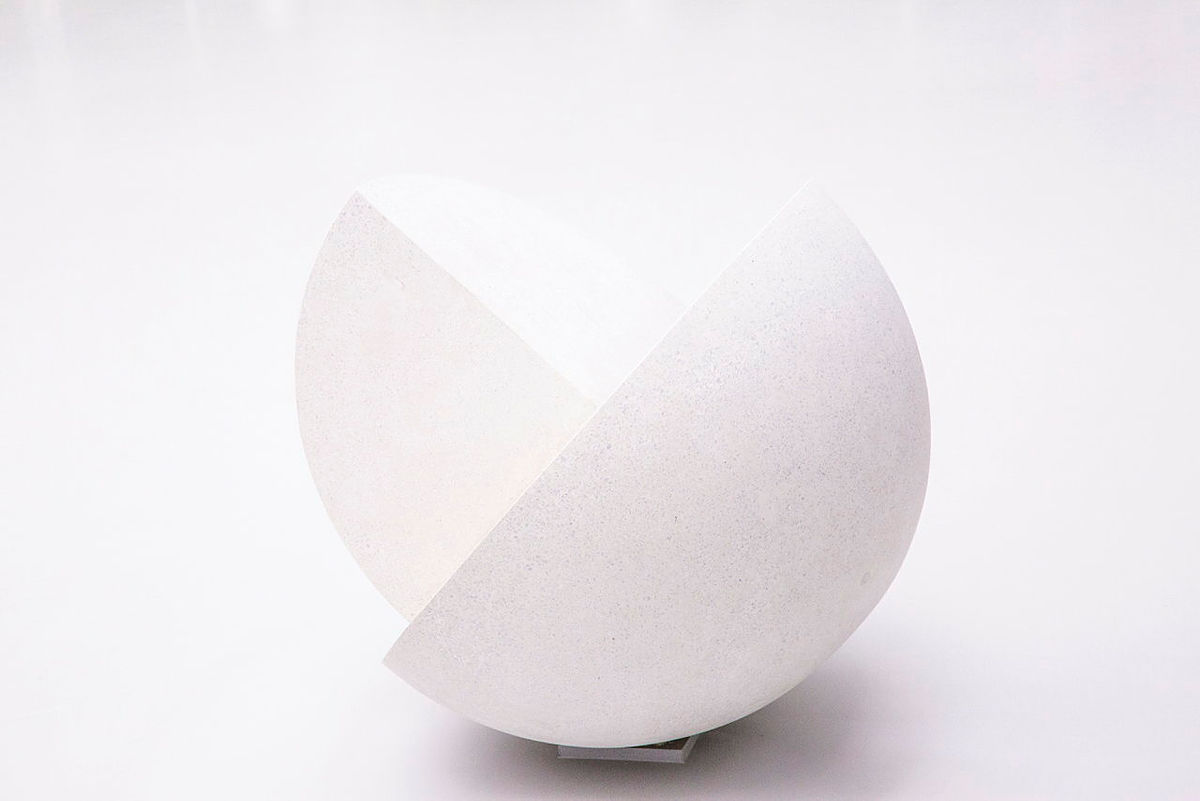 Halbkugel von Max Bill im Atrium des Gebäudes 20.30