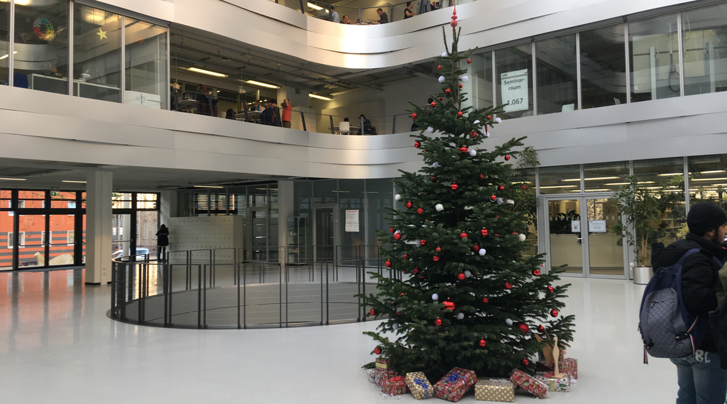 Weihnachtsbaum im Atrium des Mathebaus